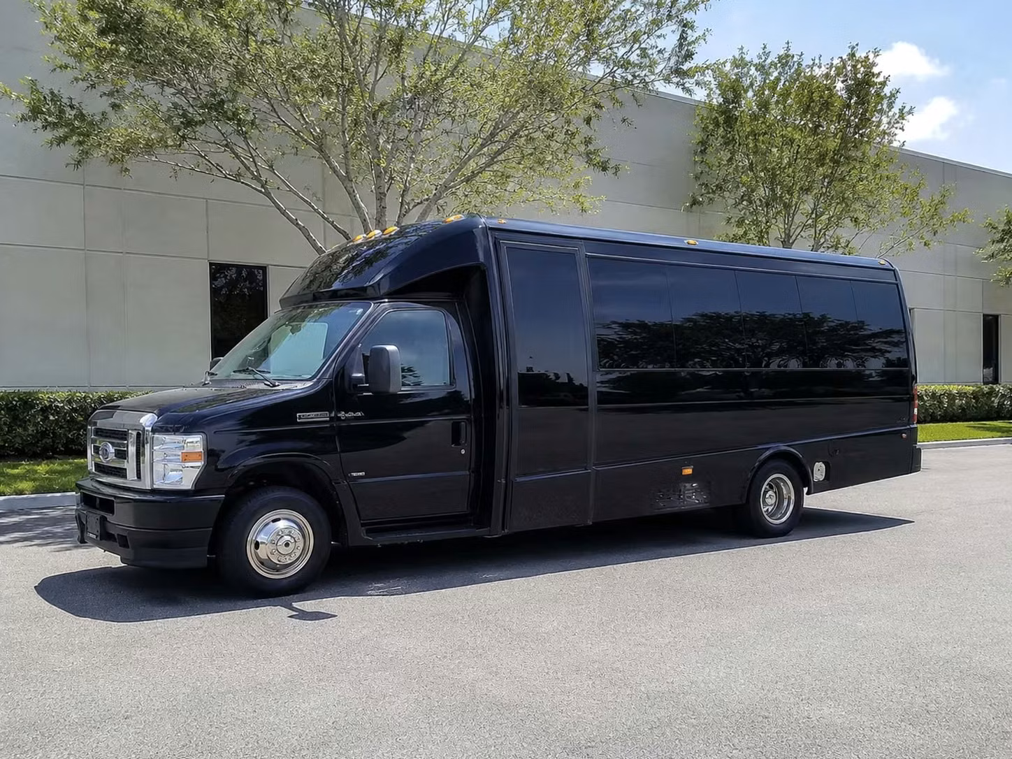 choose a norwalk minibus rental for smaller class groups and club trips